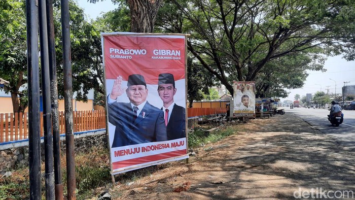 Baliho Prabowo-Gibran marak di Pantura Pati-Kudus, Minggu (15/10/2023).