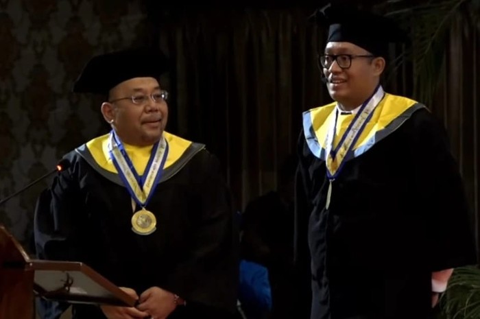 Bapak dan Anak Kompak Lulus dari Unair