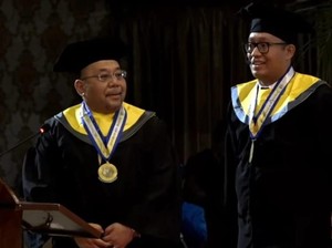 Haru, Bapak dan Anak Wisuda Bareng dari FEB Unair