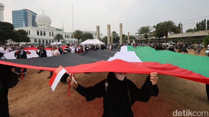 Bendera Palestina Raksasa Berkibar di Masjid Agung Al-Azhar Jakarta Bendera Palestina Raksasa Berkibar di Masjid Agung Al-Azhar Jakarta