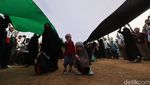 Bendera Palestina Raksasa Berkibar di Masjid Agung Al-Azhar Jakarta