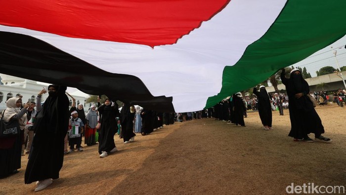 Bendera Palestina Raksasa Berkibar di Masjid Agung Al-Azhar Jakarta Bendera Palestina Raksasa Berkibar di Masjid Agung Al-Azhar Jakarta