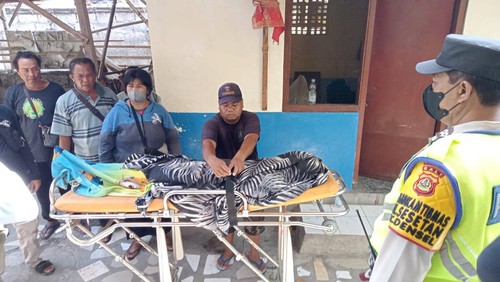 Petugas melakukan evakuasi terhadap jenazah yang tewas akibat gantung diri di kos-kosan Jalan Lumba-lumba I Nomor 4, Kota Denpasar. (Dok. Polresta Denpasar)