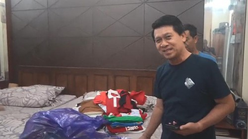 Bupati Klungkung I Nyoman Suwirta saat menunjukkan pakaiannya, Minggu (15/10/2023). Bupati dua periode itu mulai berkemas meninggalkan rumah jabatan dan pindah ke rumah pribadi.