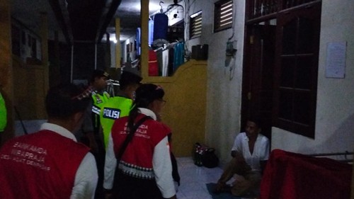 Polisi dan pecalang mendatangi buruh proyek di kos di Jalan Mahendradatta Gang Puputan III Nomor 33 X, Kota Denpasar gegara kerap berpesta miras dan membuat keributan.