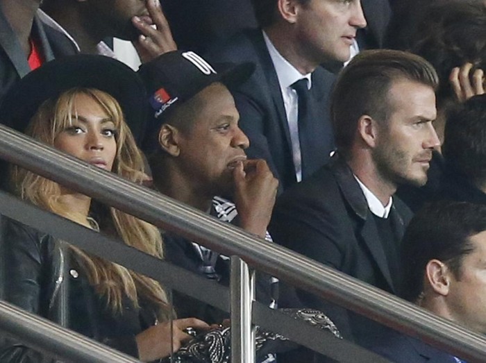 Victoria Beckham,left, and Jennifer Lopez attend the Marc Jacobs 2009 Spring Collection during fashion week in New York on Monday, Sept. 8 , 2008.  (AP Photo/Peter Kramer)