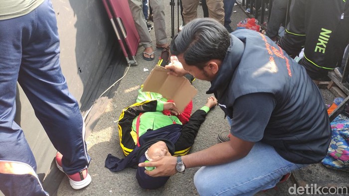 Emak-emak pingsan saat acara Mlaku Bareng AMIN di Sidoarjo.