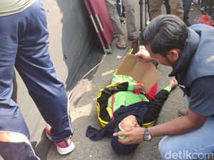 Emak-emak Berdesakan hingga Pingsan Saat Mlaku Bareng AMIN di Sidoarjo