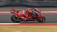 Hingga balapan selesai Bagnaia tak terkejar lagi. Dia sukses merebut kemenangan keenam di MotoGP 2023 usai melahap 27 lap dengan catatan waktu 41 menit 20,293 detik.