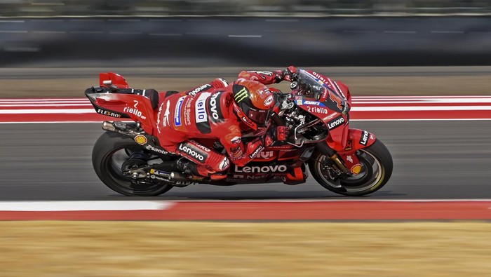 Francesco Bagnaia juara MotoGP Mandalika 2023 Pembalap Ducati Lenovo Team Enea Bastianini membawa bendera merah putih usai balapan MotoGP seri Pertamina Grand Prix of Indonesia 2023 di Pertamina Mandalika International Street Circuit, Lombok Tengah, NTB, Minggu (15/10/2023). Francesco Bagnaia berhasil menjadi juara pertama diikuti Pembalap Aprilia Racing Maverick Vinales diposisi kedua dan Pembalap Monster Energy Yamaha Fabio Quartararo diposisi ketiga.ANTARA FOTO/Ahmad Subaidi/nz