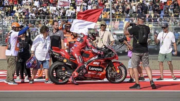 Pembalap Ducati Lenovo Team Enea Bastianini membawa bendera merah putih usai balapan MotoGP seri Pertamina Grand Prix of Indonesia 2023 di Pertamina Mandalika International Street Circuit, Lombok Tengah, NTB, Minggu (15/10/2023). Francesco Bagnaia berhasil menjadi juara pertama diikuti Pembalap Aprilia Racing Maverick Vinales diposisi kedua dan Pembalap Monster Energy Yamaha Fabio Quartararo diposisi ketiga.ANTARA FOTO/Ahmad Subaidi/nz