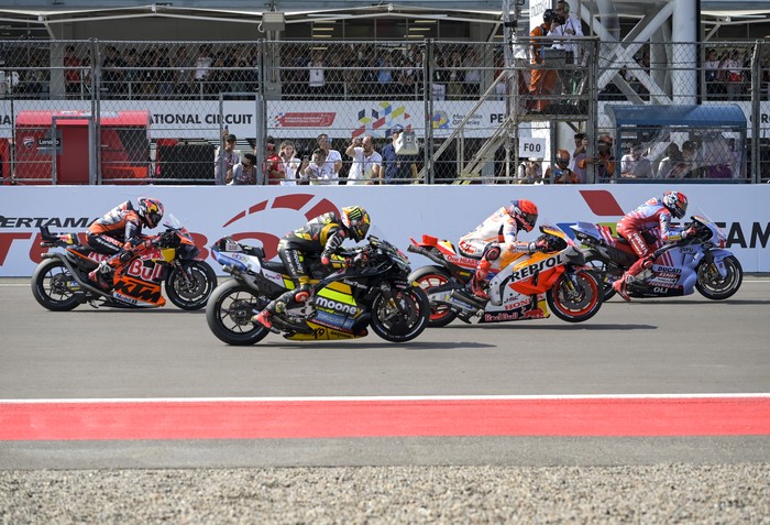 Pembalap Ducati Lenovo Team Enea Bastianini membawa bendera merah putih usai balapan MotoGP seri Pertamina Grand Prix of Indonesia 2023 di Pertamina Mandalika International Street Circuit, Lombok Tengah, NTB, Minggu (15/10/2023). Francesco Bagnaia berhasil menjadi juara pertama diikuti Pembalap Aprilia Racing Maverick Vinales diposisi kedua dan Pembalap Monster Energy Yamaha Fabio Quartararo diposisi ketiga.ANTARA FOTO/Ahmad Subaidi/nz