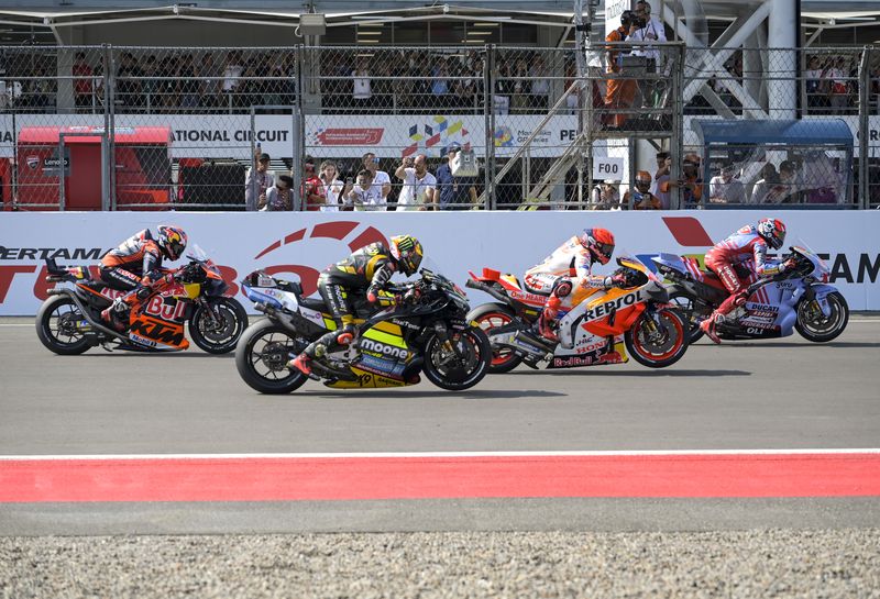 Pembalap Ducati Lenovo Team Enea Bastianini membawa bendera merah putih usai balapan MotoGP seri Pertamina Grand Prix of Indonesia 2023 di Pertamina Mandalika International Street Circuit, Lombok Tengah, NTB, Minggu (15/10/2023). Francesco Bagnaia berhasil menjadi juara pertama diikuti Pembalap Aprilia Racing Maverick Vinales diposisi kedua dan Pembalap Monster Energy Yamaha Fabio Quartararo diposisi ketiga.ANTARA FOTO/Ahmad Subaidi/nz