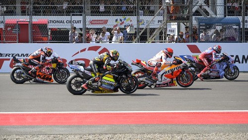 Pembalap Ducati Lenovo Team Enea Bastianini membawa bendera merah putih usai balapan MotoGP seri Pertamina Grand Prix of Indonesia 2023 di Pertamina Mandalika International Street Circuit, Lombok Tengah, NTB, Minggu (15/10/2023). Francesco Bagnaia berhasil menjadi juara pertama diikuti Pembalap Aprilia Racing Maverick Vinales diposisi kedua dan Pembalap Monster Energy Yamaha Fabio Quartararo diposisi ketiga.ANTARA FOTO/Ahmad Subaidi/nz