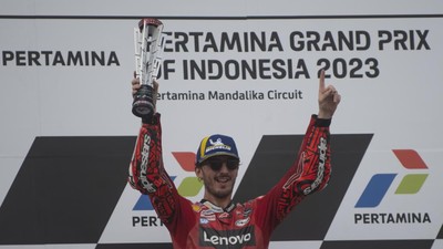 Momen Francesco Bagnaia Naik Podium MotoGP Mandalika 2023