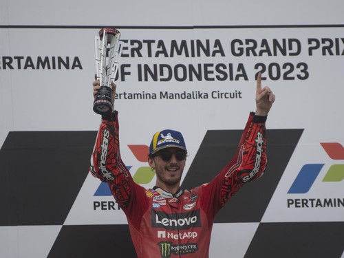 Pembalap Ducati Lenovo Team Francesco Bagnaia  mengangkat tangan di podium seusai menjuarai balapan MotoGP seri ke-15 di Pertamina Mandalika International Street Circuit, Lombok Tengah, NTB, Minggu (15/10/2023). Francesco Bagnaia menjuarai MotoGP Mandalika setelah menyelesaikan 27  lap dengan catatan waktu 41 menit 20,293 detik disusul pembalap Aprilia Racing Maverick Vinales dan pembalap Monster Energy Yamaha Fabio Quartararo. ANTARA FOTO/Wahyu Putro A/NZ