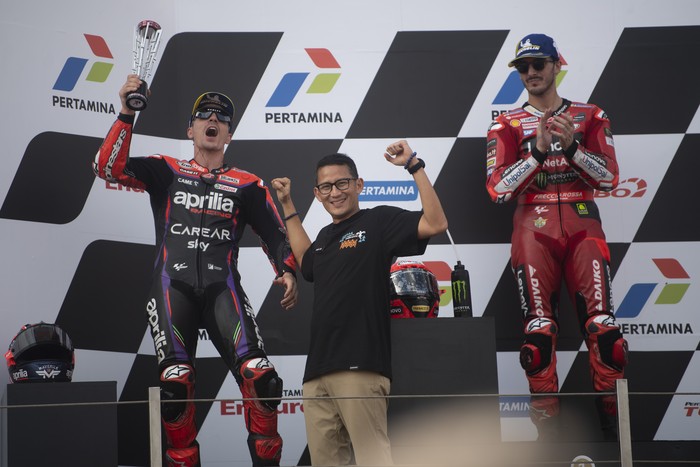 Pembalap Ducati Lenovo Team Francesco Bagnaia  mengangkat tangan di podium seusai menjuarai balapan MotoGP seri ke-15 di Pertamina Mandalika International Street Circuit, Lombok Tengah, NTB, Minggu (15/10/2023). Francesco Bagnaia menjuarai MotoGP Mandalika setelah menyelesaikan 27  lap dengan catatan waktu 41 menit 20,293 detik disusul pembalap Aprilia Racing Maverick Vinales dan pembalap Monster Energy Yamaha Fabio Quartararo. ANTARA FOTO/Wahyu Putro A/NZ