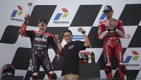 Menteri Pariwisata Sandiaga Uno (tengah) berpose usai memberikan tropi juara juara ketiga pembalap Aprilia Racing Maverick Vinales (kiri) disaksikan pembalap Ducati Lenovo Team Francesco Bagnaia.