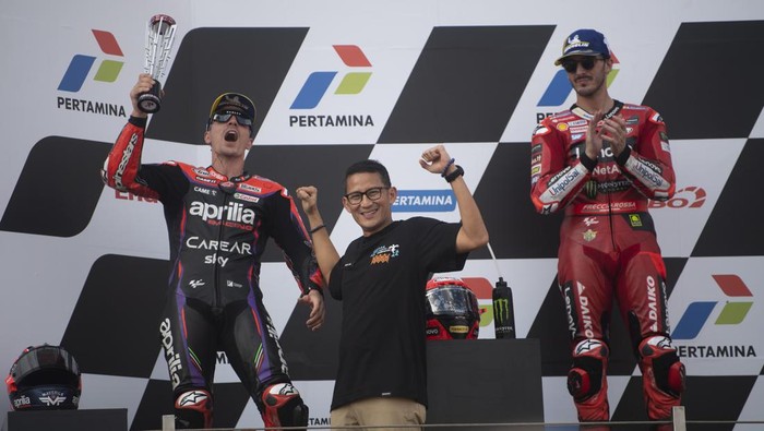 Francesco Bagnaia juarai MotoGP Mandalika Pembalap Ducati Lenovo Team Francesco Bagnaia mengangkat tangan di podium seusai menjuarai balapan MotoGP seri ke-15 di Pertamina Mandalika International Street Circuit, Lombok Tengah, NTB, Minggu (15/10/2023). Francesco Bagnaia menjuarai MotoGP Mandalika setelah menyelesaikan 27 lap dengan catatan waktu 41 menit 20,293 detik disusul pembalap Aprilia Racing Maverick Vinales dan pembalap Monster Energy Yamaha Fabio Quartararo. ANTARA FOTO/Wahyu Putro A/NZ