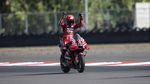 Momen Francesco Bagnaia Naik Podium MotoGP Mandalika 2023