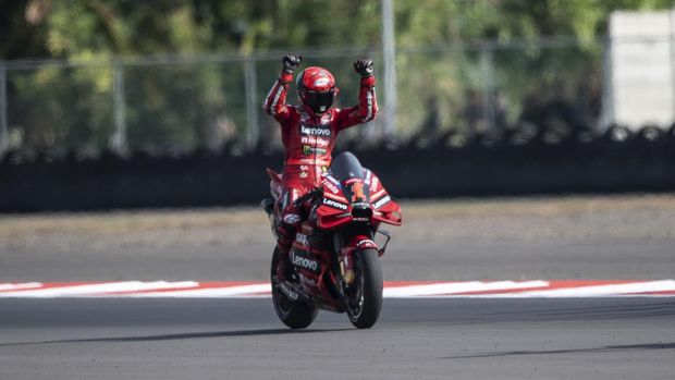 Pembalap Ducati Lenovo Team Francesco Bagnaia  mengangkat tangan di podium seusai menjuarai balapan MotoGP seri ke-15 di Pertamina Mandalika International Street Circuit, Lombok Tengah, NTB, Minggu (15/10/2023). Francesco Bagnaia menjuarai MotoGP Mandalika setelah menyelesaikan 27  lap dengan catatan waktu 41 menit 20,293 detik disusul pembalap Aprilia Racing Maverick Vinales dan pembalap Monster Energy Yamaha Fabio Quartararo. ANTARA FOTO/Wahyu Putro A/NZ