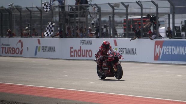 Pembalap Ducati Lenovo Team Francesco Bagnaia  mengangkat tangan di podium seusai menjuarai balapan MotoGP seri ke-15 di Pertamina Mandalika International Street Circuit, Lombok Tengah, NTB, Minggu (15/10/2023). Francesco Bagnaia menjuarai MotoGP Mandalika setelah menyelesaikan 27  lap dengan catatan waktu 41 menit 20,293 detik disusul pembalap Aprilia Racing Maverick Vinales dan pembalap Monster Energy Yamaha Fabio Quartararo. ANTARA FOTO/Wahyu Putro A/NZ