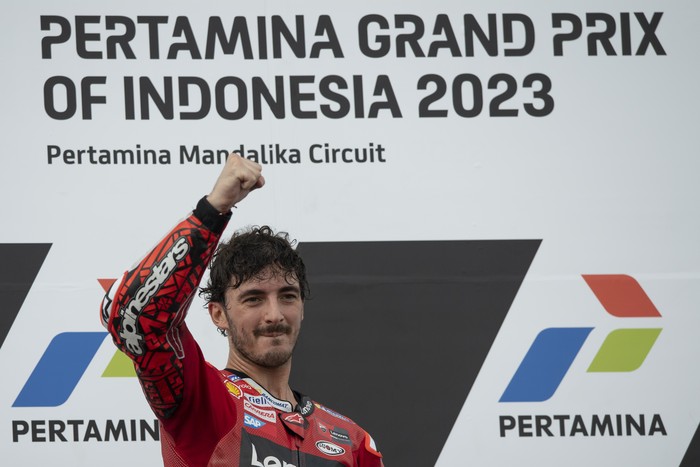 Pembalap Ducati Lenovo Team Francesco Bagnaia  mengangkat tangan di podium seusai menjuarai balapan MotoGP seri ke-15 di Pertamina Mandalika International Street Circuit, Lombok Tengah, NTB, Minggu (15/10/2023). Francesco Bagnaia menjuarai MotoGP Mandalika setelah menyelesaikan 27  lap dengan catatan waktu 41 menit 20,293 detik disusul pembalap Aprilia Racing Maverick Vinales dan pembalap Monster Energy Yamaha Fabio Quartararo. ANTARA FOTO/Wahyu Putro A/NZ