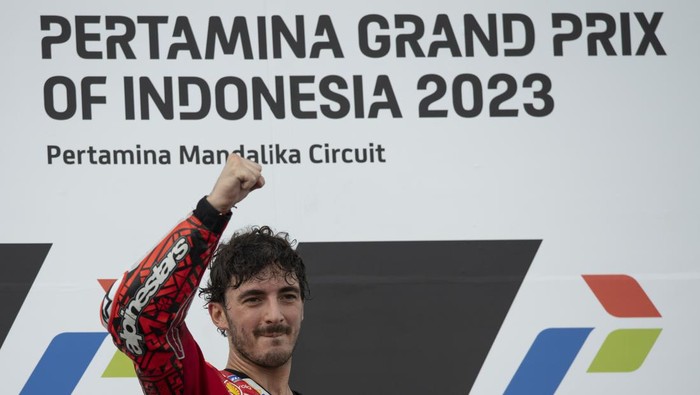 Pembalap Ducati Lenovo Team Francesco Bagnaia  mengangkat tangan di podium seusai menjuarai balapan MotoGP seri ke-15 di Pertamina Mandalika International Street Circuit, Lombok Tengah, NTB, Minggu (15/10/2023). Francesco Bagnaia menjuarai MotoGP Mandalika setelah menyelesaikan 27  lap dengan catatan waktu 41 menit 20,293 detik disusul pembalap Aprilia Racing Maverick Vinales dan pembalap Monster Energy Yamaha Fabio Quartararo. ANTARA FOTO/Wahyu Putro A/NZ