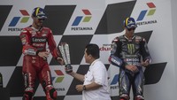 Ini momen saat Menko Marves Ad-interim Erick Thohir memberikan trofi juara kepada Bagnaia.