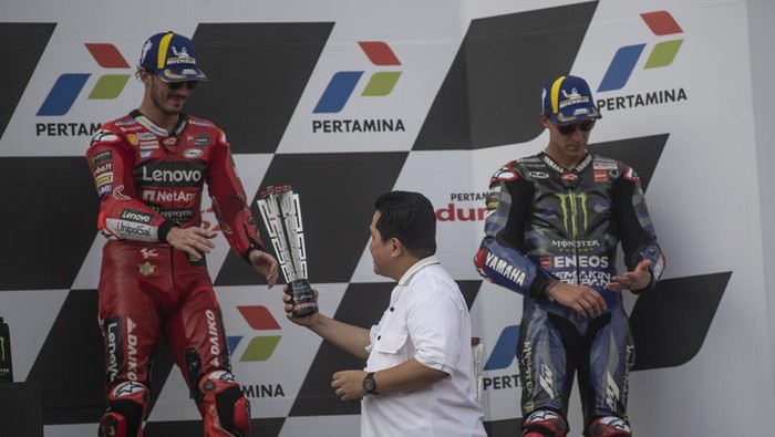 Menko Marves Ad-interim Erick Thohir (tengah) memberikan trofi juara pertama ke pembalap Ducati Lenovo Team Francesco Bagnaia disaksikan juara ketiga pembalap Monster Energy Yamaha Fabio Quartararo.seusai balapan MotoGP seri ke-15 di Pertamina Mandalika International Street Circuit, Lombok Tengah, NTB, Minggu (15/10/2023). Francesco Bagnaia menjuarai MotoGP Mandalika setelah menyelesaikan 27  lap dengan catatan waktu 41 menit 20,293 detik disusul pembalap Aprilia Racing Maverick Vinales dan pembalap Monster Energy Yamaha Fabio Quartararo. ANTARA FOTO/Wahyu Putro A/nz