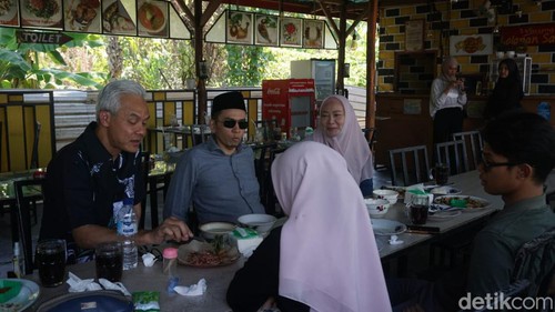 Ganjar-TGB saat makan ayam taliwang di Lombok Tengah, NTB pada Minggu (15/10/2023).