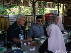 Ganjar dan TGB Makan Ayam Taliwang Sebelum Nonton MotoGP Mandalika