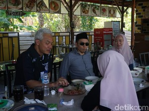 Ganjar dan TGB Makan Ayam Taliwang Sebelum Nonton MotoGP Mandalika