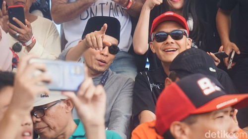 TGB Zainul Majdi dan Ganjar Pranowo di tribun Sirkuit Mandalika