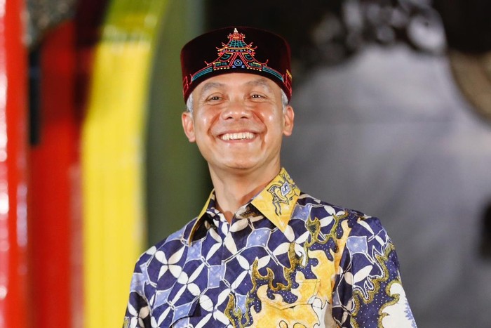 Bakal Calon Presiden (Bacapres) Ganjar Pranowo mendapatkan songkok dari Yayasan Haji Muhammad Cheng Hoo (YHMCHI) yang didirikan organisasi Persatuan Islam Tionghoa Indonesia (P1TI).