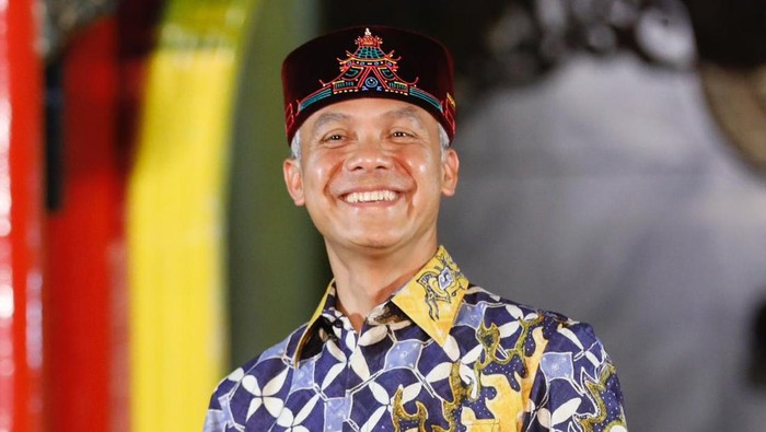 Bakal Calon Presiden (Bacapres) Ganjar Pranowo mendapatkan songkok dari Yayasan Haji Muhammad Cheng Hoo (YHMCHI) yang didirikan organisasi Persatuan Islam Tionghoa Indonesia (P1TI).