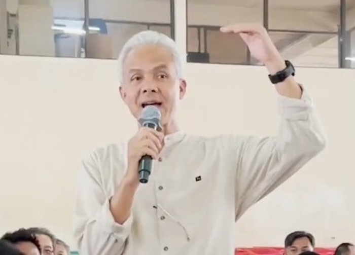 Ganjar Pranowo di pabrik rokok di Malang, Jatim (media sosial X @ganjarpranowo)