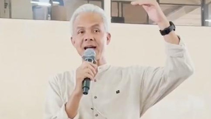 Ganjar Pranowo di pabrik rokok di Malang, Jatim (media sosial X @ganjarpranowo)