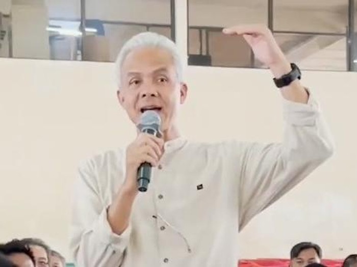 Ganjar Pranowo di pabrik rokok di Malang, Jatim (media sosial X @ganjarpranowo)