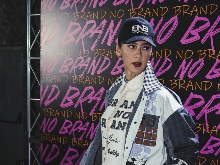 Gaya Paula Verhoeven yang tampil urban dan edgy.