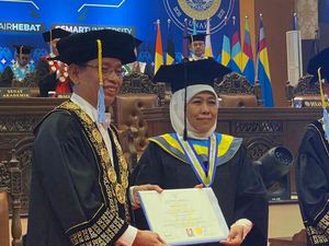 Gubernur Khofifah Dianugerahi Gelar Doktor Honoris Causa dari Unair