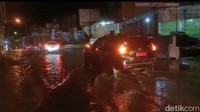 Sejumlah kendaraan melintas di Jalan Jenderal Sudirman, Kota Palopo. Pengemudi mengurangi kecepatan akibat genangan air. Foto: M Riyas/detikSulsel