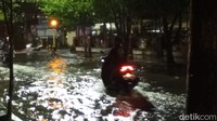 Suasana di Perepatan Jalan Jenderal Sudirman dan Jalan Samiun atau tepat di Depan Kantor Telkom, Kota Palopo. Ketinggian air di titik ini diperkirakan mencapai 10 hingga 30 centimeter. Foto: M Riyas/detikSulsel
