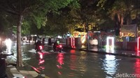 Genangan air juga terlihat di Depan Kantor Dinas Lingkungan Hidup, Jalan Saimun, Kota Palopo. Tampak dua pengendara motor nekat menerobos. Foto: M Riyas/detikSulsel