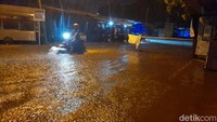 Genangan air dengan ketinggian hingga sekitar 40 centimeter juga terlihat di Jalan Ambe Nona, Kota Palopo. M Riyas/detikSulsel