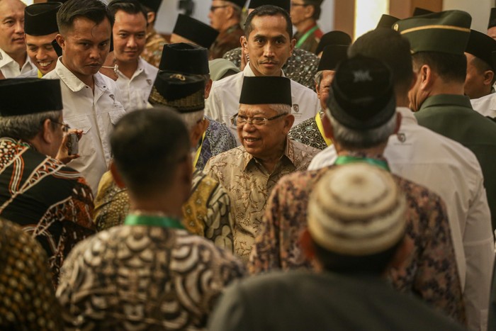 Ijtima' Sanawi Dewan Pengawas Syariah 2023 Wakil Ketua Dewan Komisioner Otoritas Jasa Keuangan (OJK) Mirza Adityaswara membacakan laporan tentang dukungan OJK dalam pengembangan dan penguatan keuangan syariah saat kegiatan Ijtima' Sanawi Dewan Pengawas Syariah 2023 di Jakarta, Jumat (13/10/2023). OJK bersama Dewan Syariah Nasional - Majelis Ulama Indonesia (DSN-MUI) menyelenggarakan kegiatan pertemuan tahunan (Ijtima' Sanawi) Dewan Pengawas Syariah 2023 untuk mendorong perkembangan ekonomi dan keuangan syariah di Indonesia. ANTARA FOTO/Fauzan/aww.