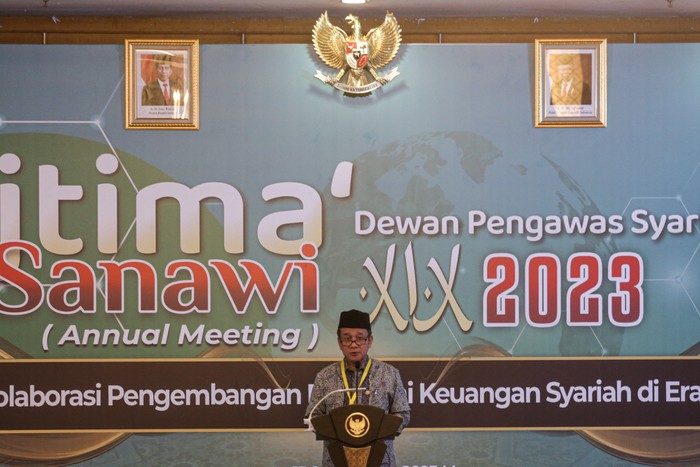 Wakil Ketua Dewan Komisioner Otoritas Jasa Keuangan (OJK) Mirza Adityaswara membacakan laporan tentang dukungan OJK dalam pengembangan dan penguatan keuangan syariah saat kegiatan Ijtima' Sanawi Dewan Pengawas Syariah 2023 di Jakarta, Jumat (13/10/2023). OJK bersama Dewan Syariah Nasional - Majelis Ulama Indonesia (DSN-MUI) menyelenggarakan kegiatan pertemuan tahunan (Ijtima' Sanawi) Dewan Pengawas Syariah 2023 untuk mendorong perkembangan ekonomi dan keuangan syariah di Indonesia. ANTARA FOTO/Fauzan/aww.