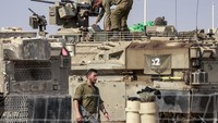 Disitat dari Forbes, Minggu (15/10) Hamas sempat menyerbu pangkalan militer Israel di Nahal Oz (7/10). Mereka dilaporkan bisa mengambil alih satu unit Armored Personnel Carrier (APC) kelas berat, Namer. Foto: AFP/MENAHEM KAHANA