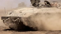 Ini adalah Namer. Armored Personnel Carrier (APC) kelas berat andalan Israel. Foto: AFP/MENAHEM KAHANA