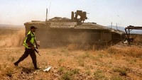 Namer tidak dipasang turret. APC ini juga punya kemampuan bertempur, laman Army Technology menyebut Namer bisa dibekali senjata yang dikendalikan dari jarak jauh, lalu senapan mesin 12,7 mm atau dapat diganti dengan peluncur granat 40 mm. Ada pula senapan mesin 7,62 mm yang dioperasikan secara manual yang dipasang di atas atap. Foto: AFP/MENAHEM KAHANA